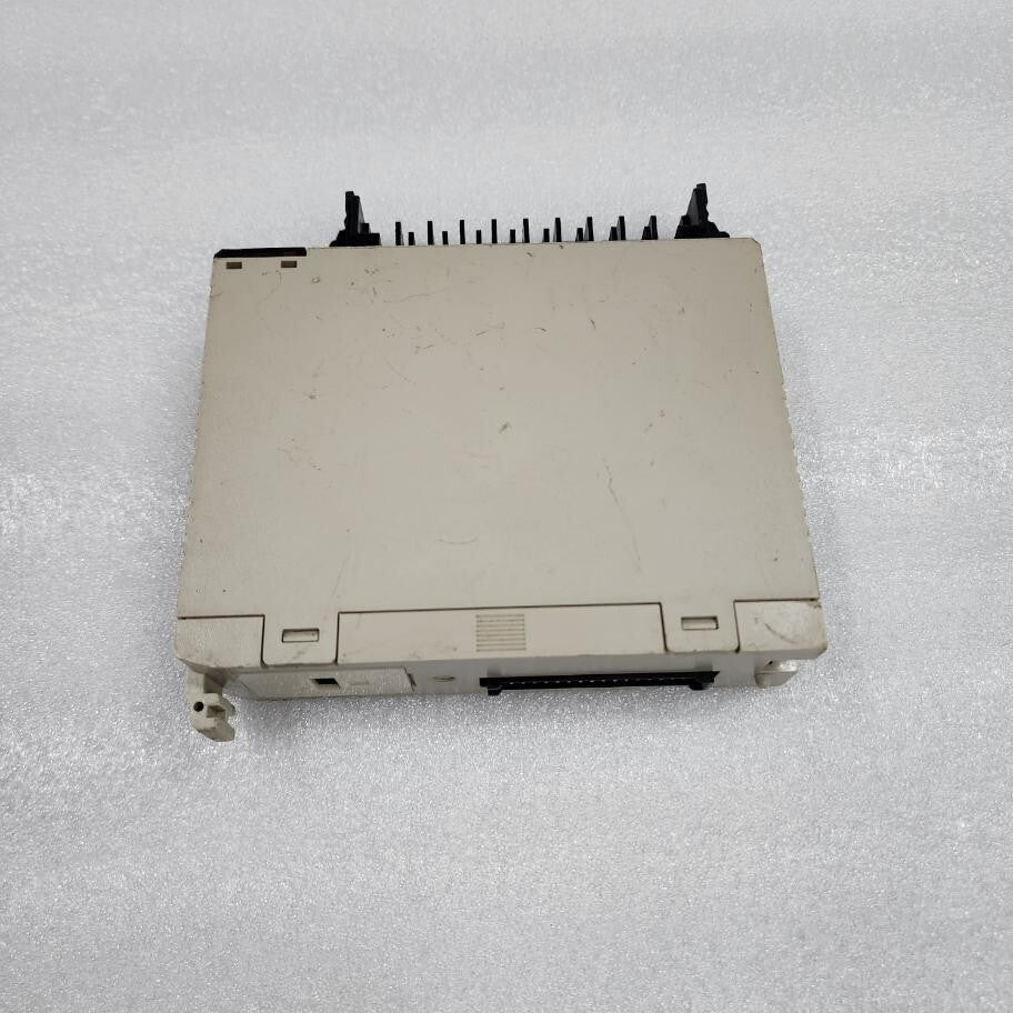 OMRON C200H-OC222 OUTPUT UNIT