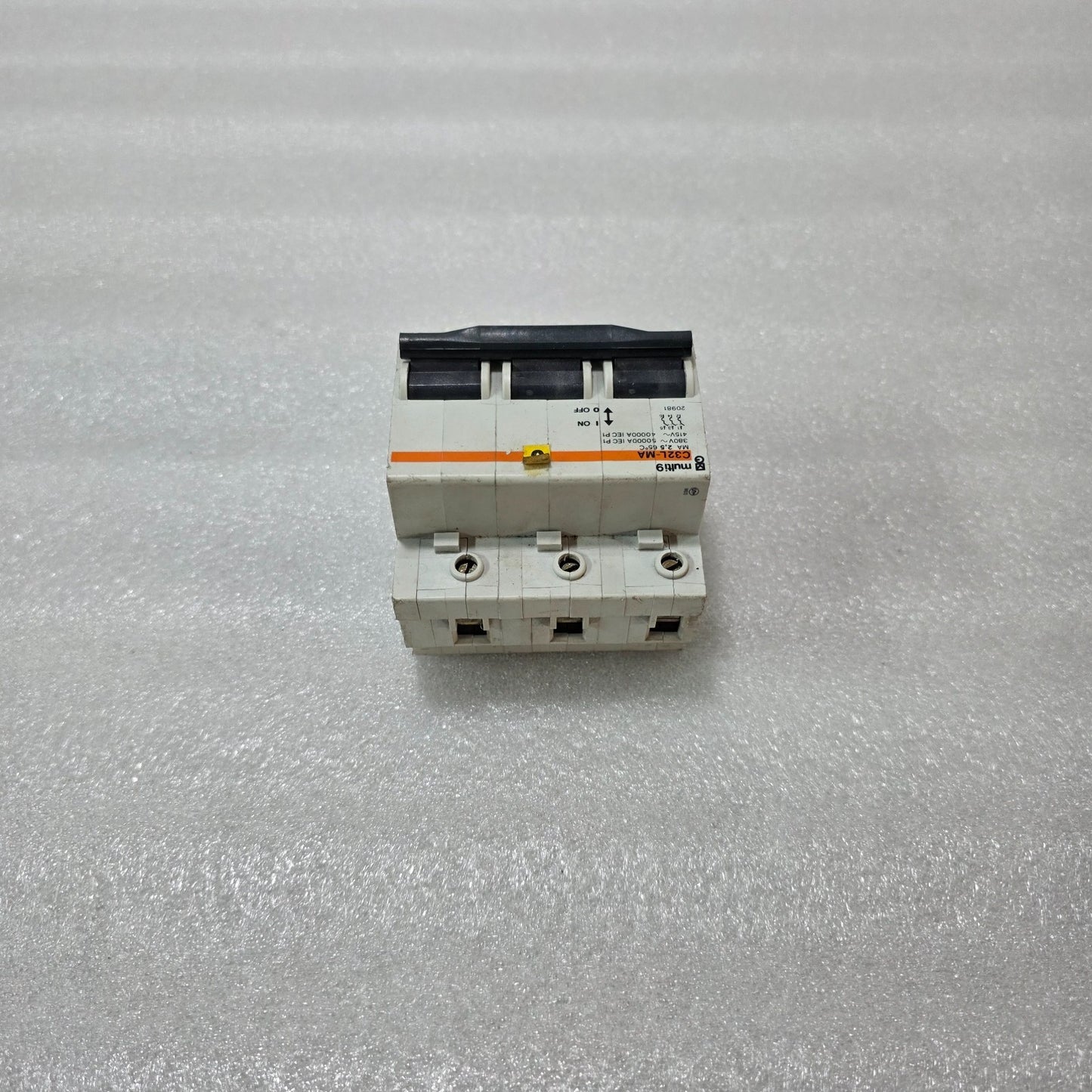 MERLIN GERIN MULTI 9 C32L-MA 3 POLE MOTOR PROTECTION CIRCUIT BREAKER 32A 415V