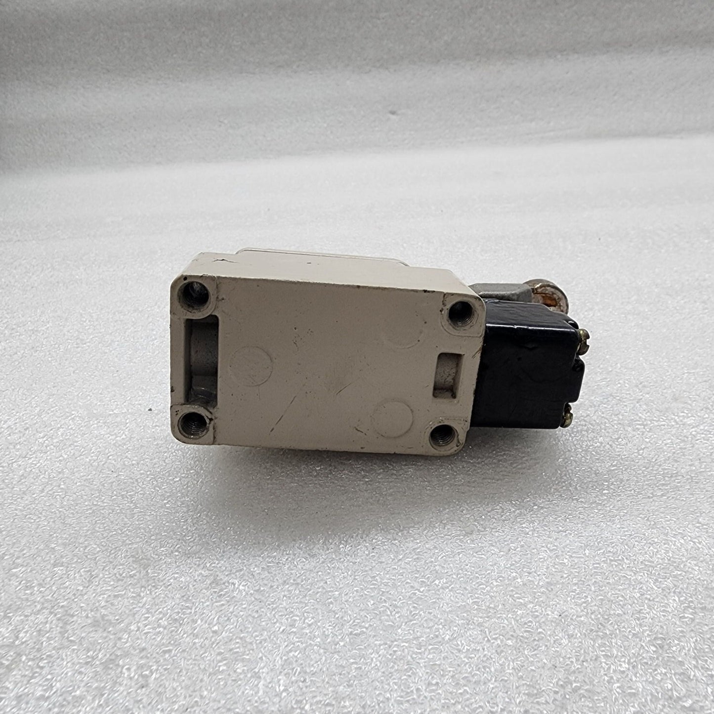 OMRON WLCA12-2 LIMIT SWITCH 250VAC/48VDC 10A