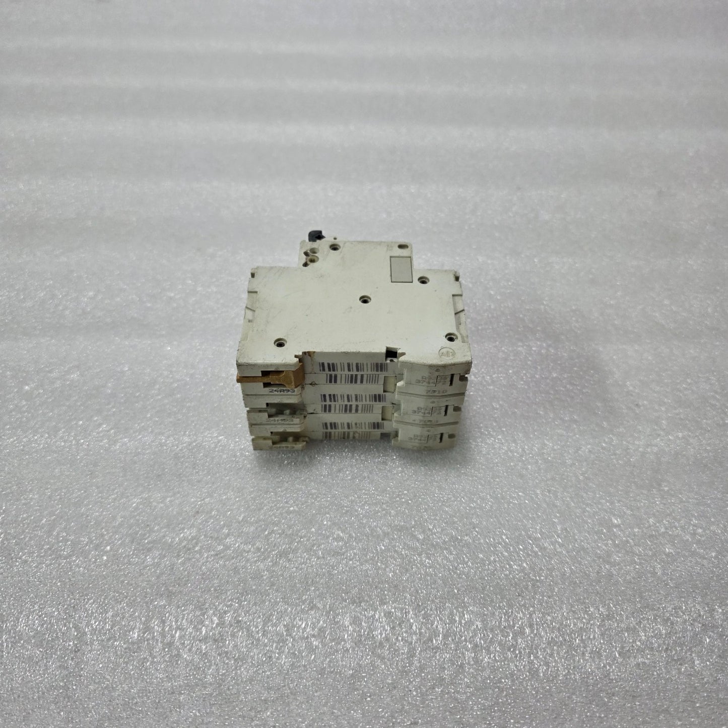 MERLIN GERIN MULTI9 C60N 40A TYPE C 3 POLE MCB 480VAC CIRCUIT BREAKER CAT NO 244