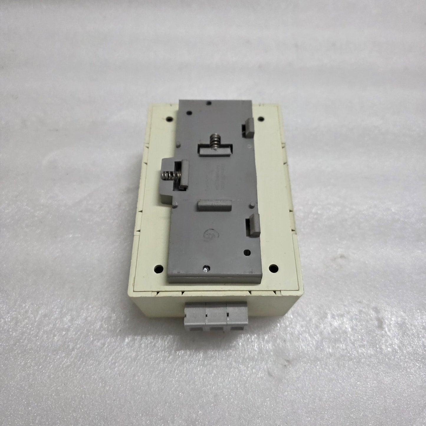 PHOENIX CONTACT 5600525 RAIL-MOUNTED DUAL POWER OUTLET EM-DUO 120/20