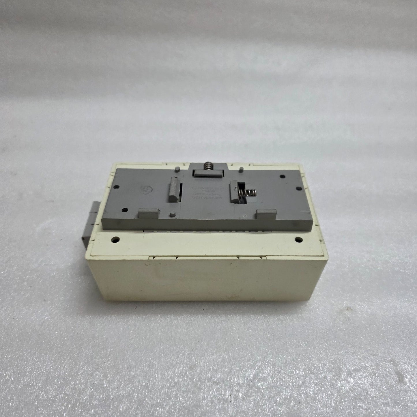 PHOENIX CONTACT 5600525 RAIL-MOUNTED DUAL POWER OUTLET EM-DUO 120/20