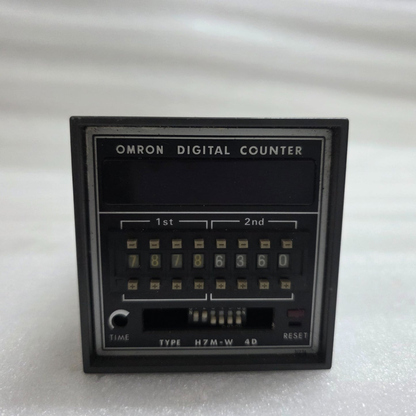 OMRON H7M-W 4D DIGITAL COUNTER / TIMER 100/200 VAC