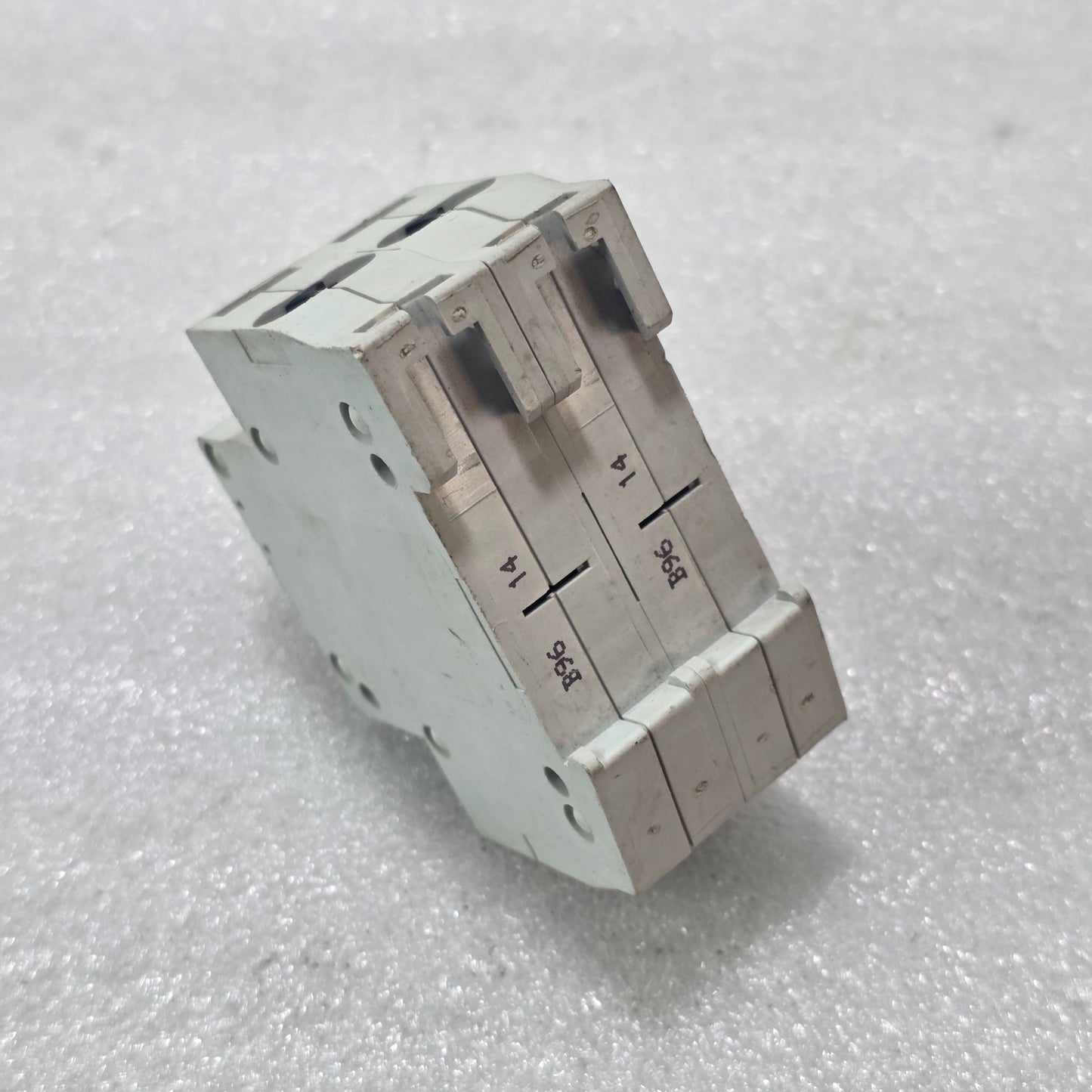 MERLIN GERIN MULTI9 15012 32A 415V 4 POLE ISOLATOR SWITCH