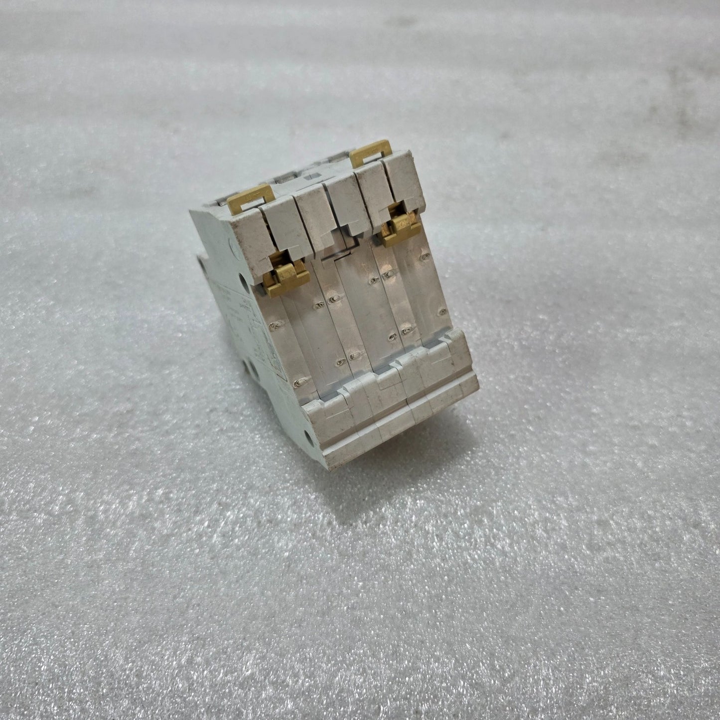 MERLIN GERIN MULTI9 C32H 15A 3 POLE MCB 380V INDUSTRIAL MINIATURE CIRCUIT BREAKE