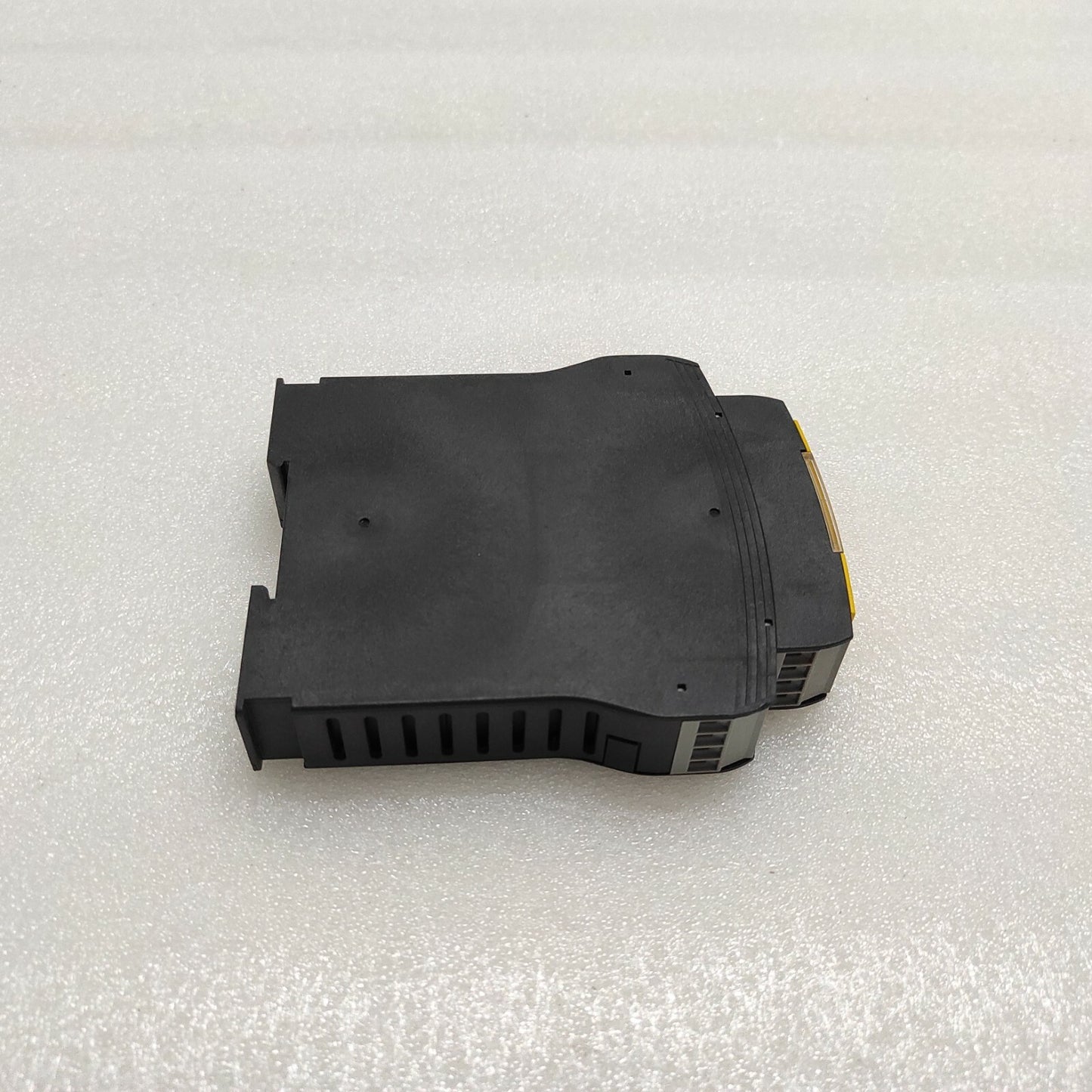 SCHMERSAL PROTECT SRB301MC SAFETY RELAY 24V