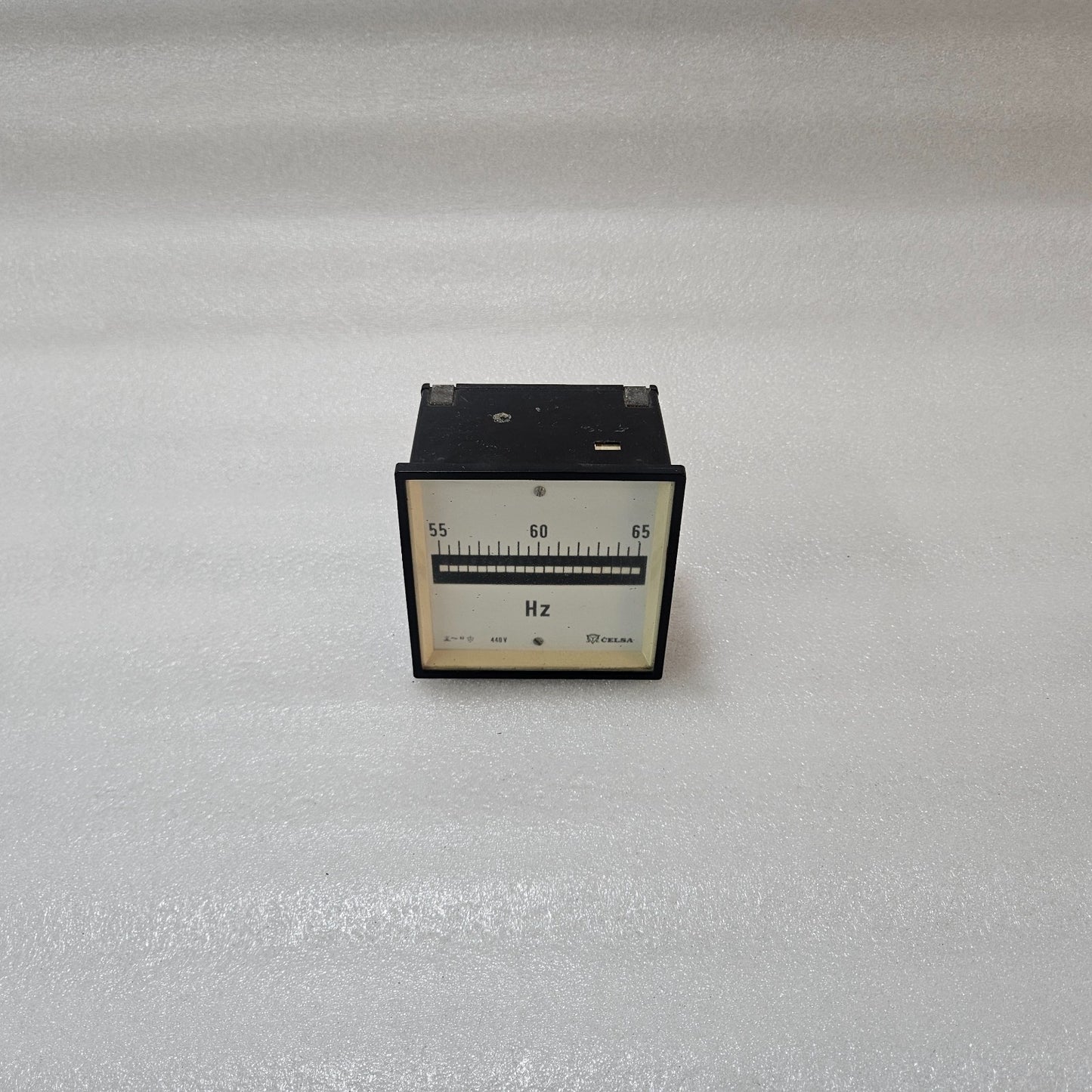 CELSA PANEL MOUNT FREQUENCY METER 55-65 HZ 440V ANALOG FREQUENCY INDICATOR