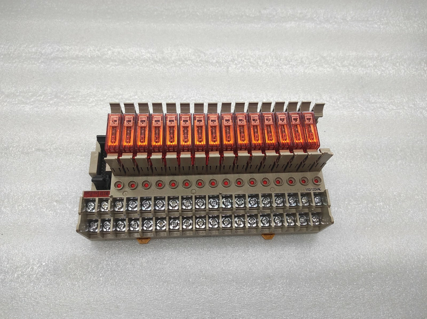 OMRON G7T 1122S 110-120VAC 15 UNIT RELAY WITH BASE MODULE