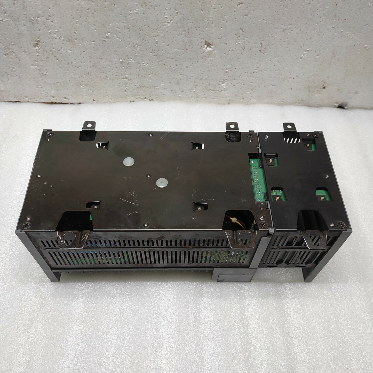 ALLEN BRADLEY 1747-L30A SLC500 PROGRAMMABLE CONTROLLER CRACKED/DAMAGED