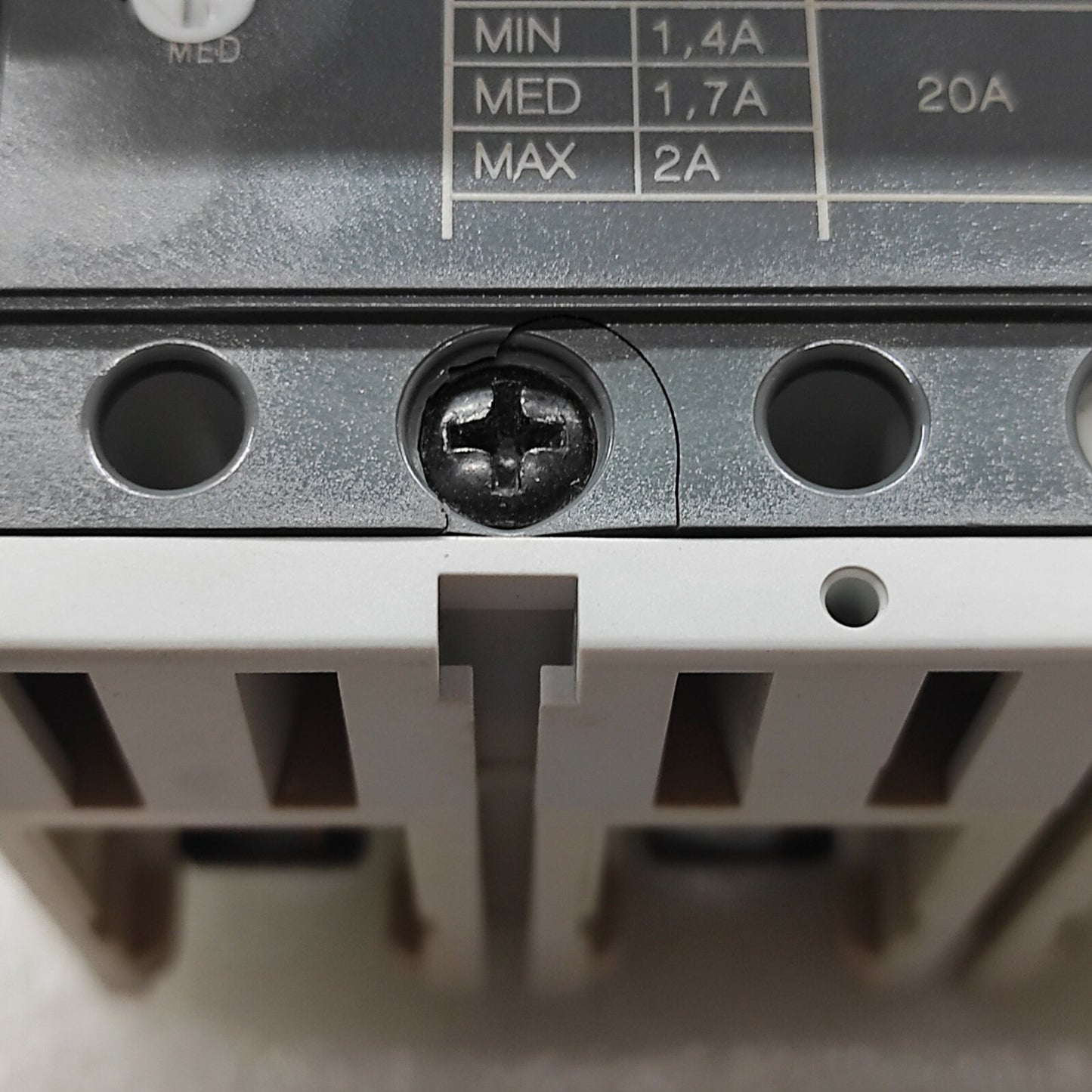 ABB 1SDA050985R1 SACE TMAX T2S 160 2A MCCB TMD2-20 3O F F CRACKED