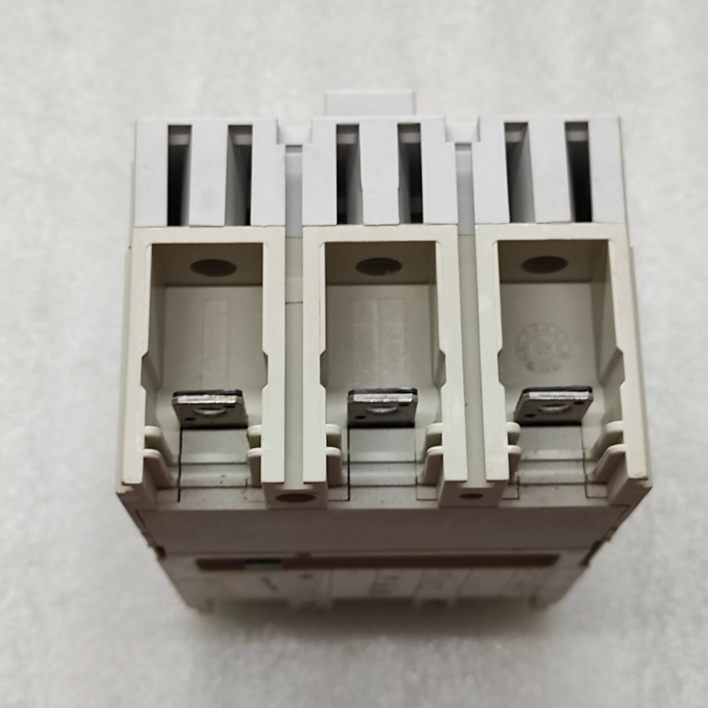 ABB 1SDA050985R1 SACE TMAX T2S 160 2A MCCB TMD2-20 3O F F CRACKED