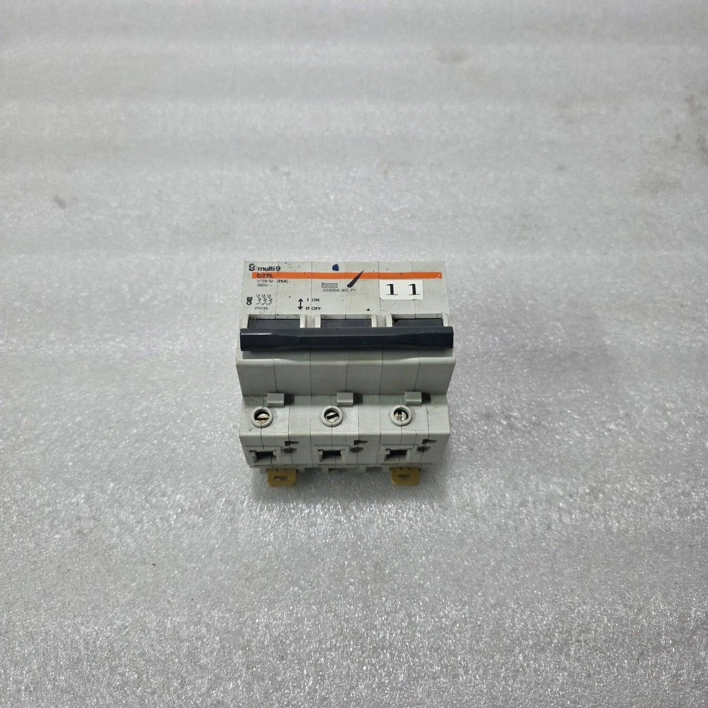 MERLIN GERIN MULTI9 C32L 25A 3 POLE MINIATURE CIRCUIT BREAKER (MCB) 380V 10KA