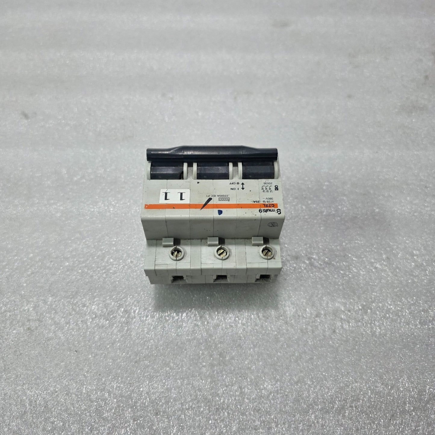 MERLIN GERIN MULTI9 C32L 25A 3 POLE MINIATURE CIRCUIT BREAKER (MCB) 380V 10KA