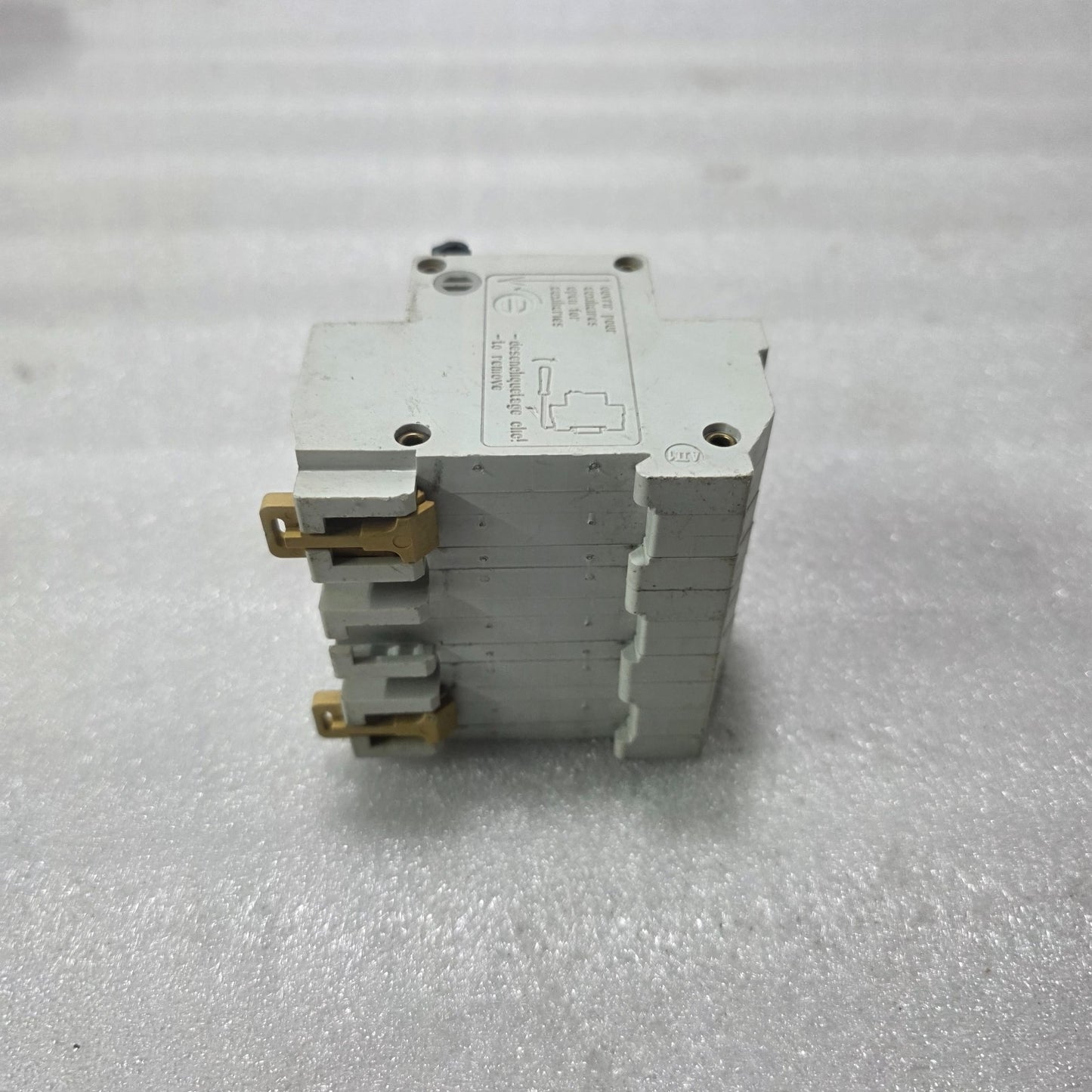 MERLIN GERIN MULTI9 C32L 25A 3 POLE MINIATURE CIRCUIT BREAKER (MCB) 380V 10KA