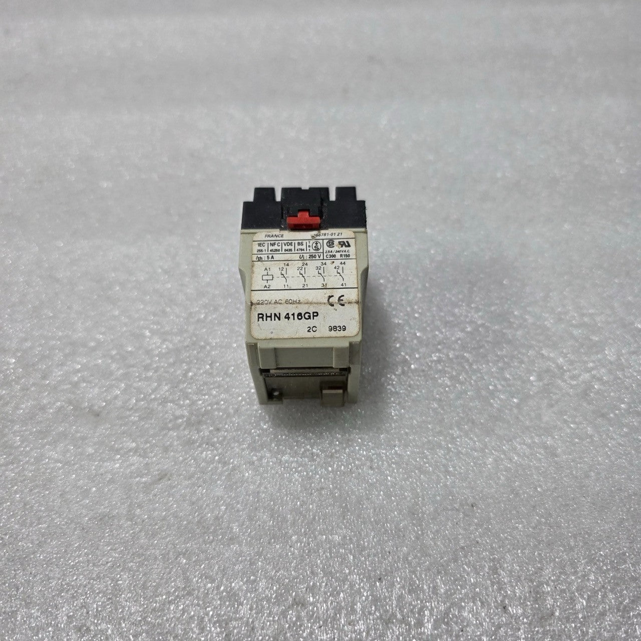 TELEMECANIQUE RHN 416GP CONTROL RELAY 220 VAC COIL 4PDT 5A PLUG-IN INDUSTRIAL RE
