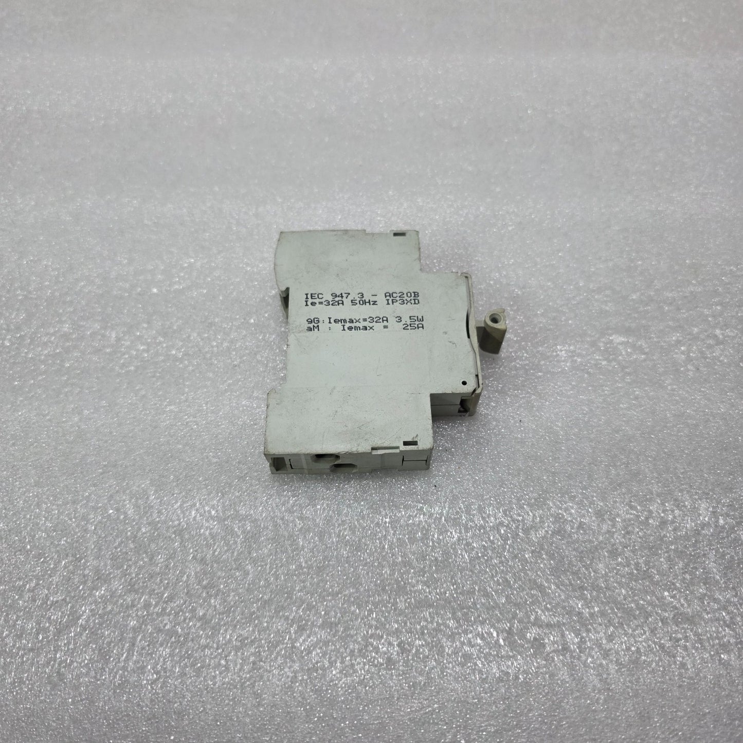 MERLIN GERIN MULTI9 STI 10.3X38 FUSE HOLDER 32A 500V DIN RAIL MODULAR FUSE BASE