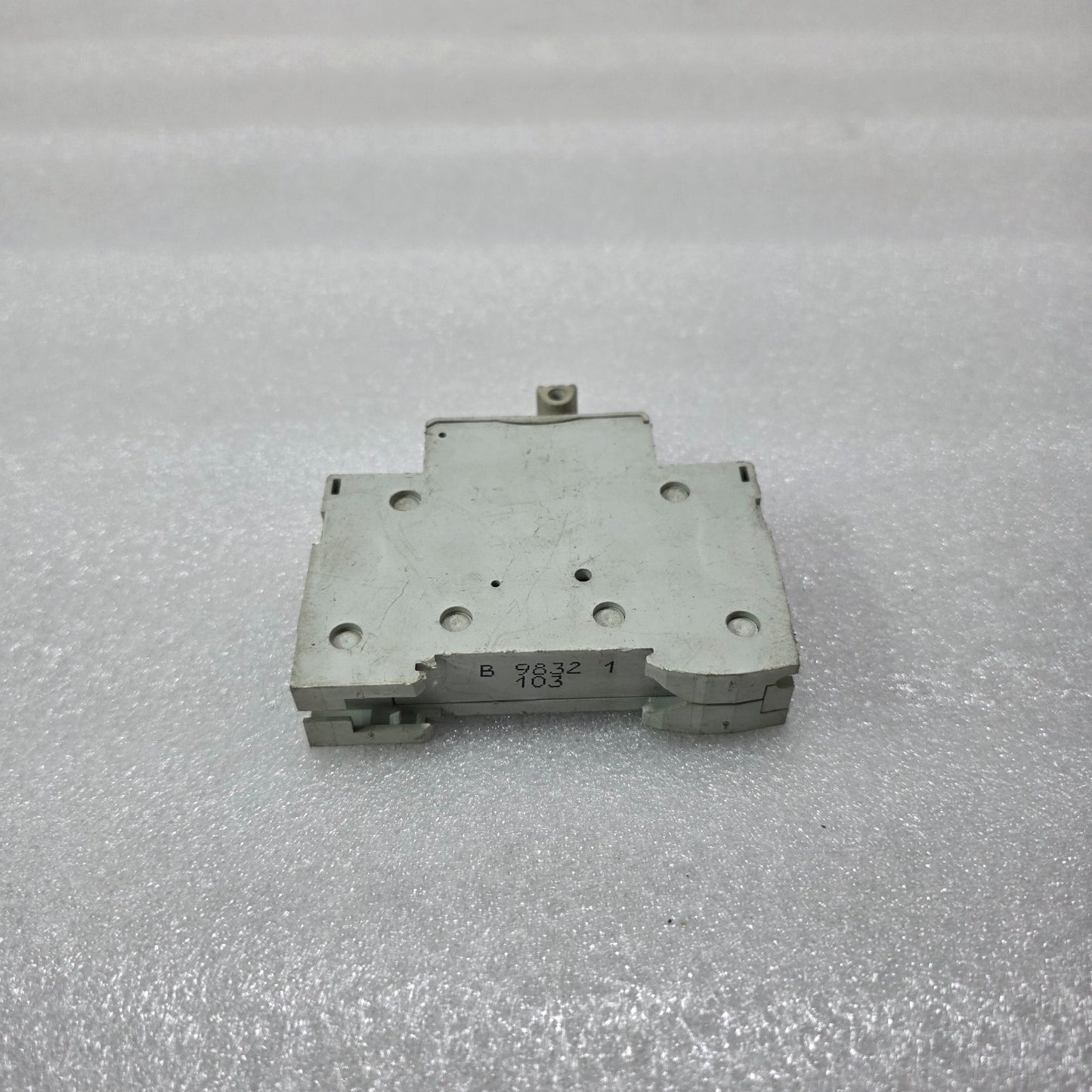 MERLIN GERIN MULTI9 STI 10.3X38 FUSE HOLDER 32A 500V DIN RAIL MODULAR FUSE BASE