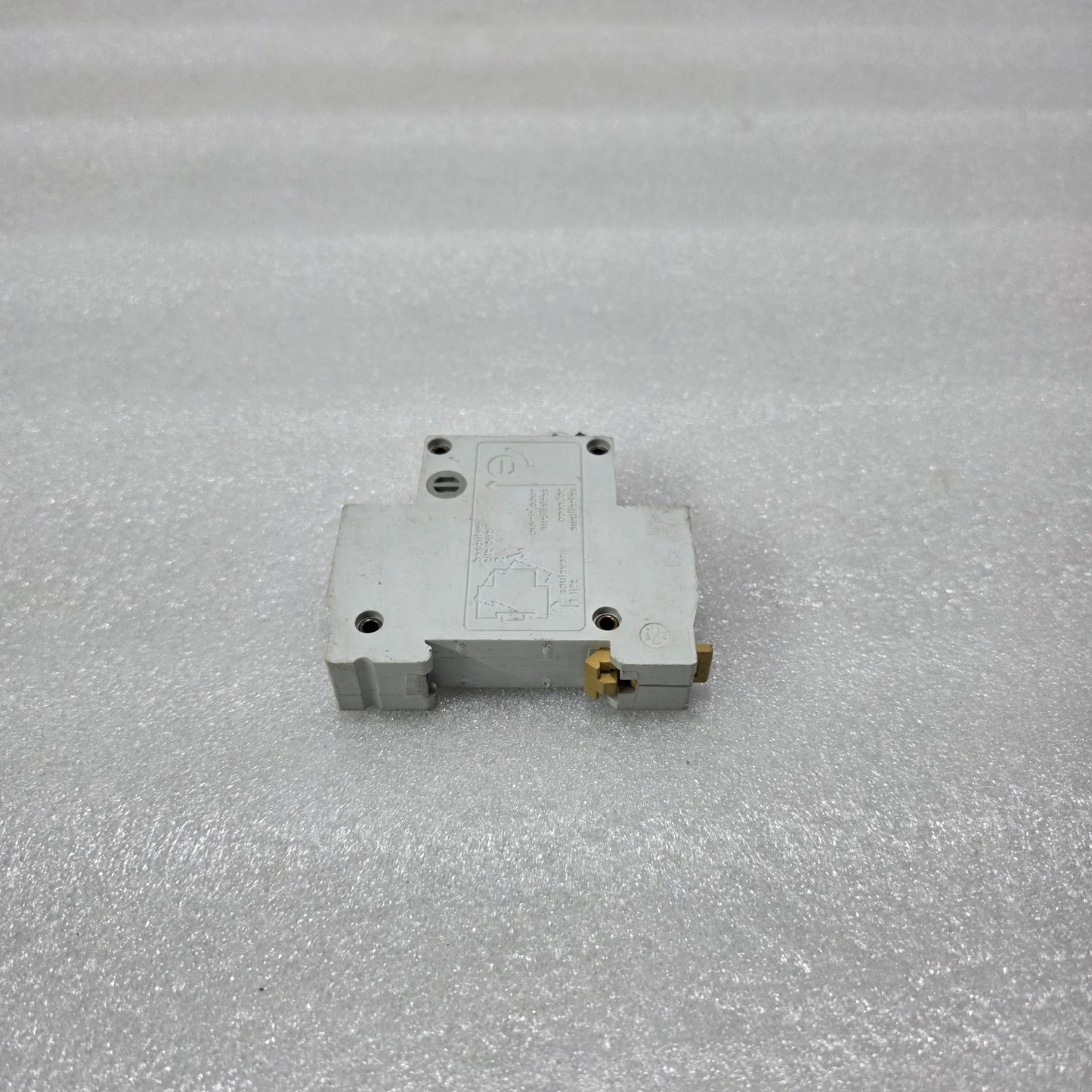 MERLIN GERIN MULTI9 C32H 2A SINGLE POLE MCB 10KA DIN RAIL CIRCUIT BREAKER 220/24