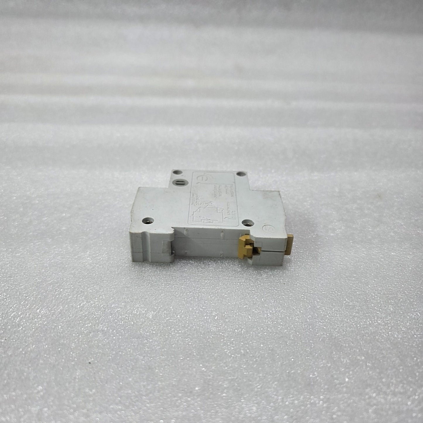 MERLIN GERIN MULTI9 C32H 2A SINGLE POLE MCB 10KA DIN RAIL CIRCUIT BREAKER 220/24