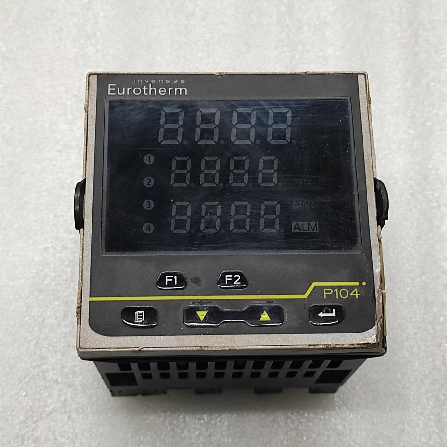 EUROTHERM P104 TEMPERATURE AND PROCESS CONTROLLER P104/CC/VH/RRR/R/XXX 100-240VA