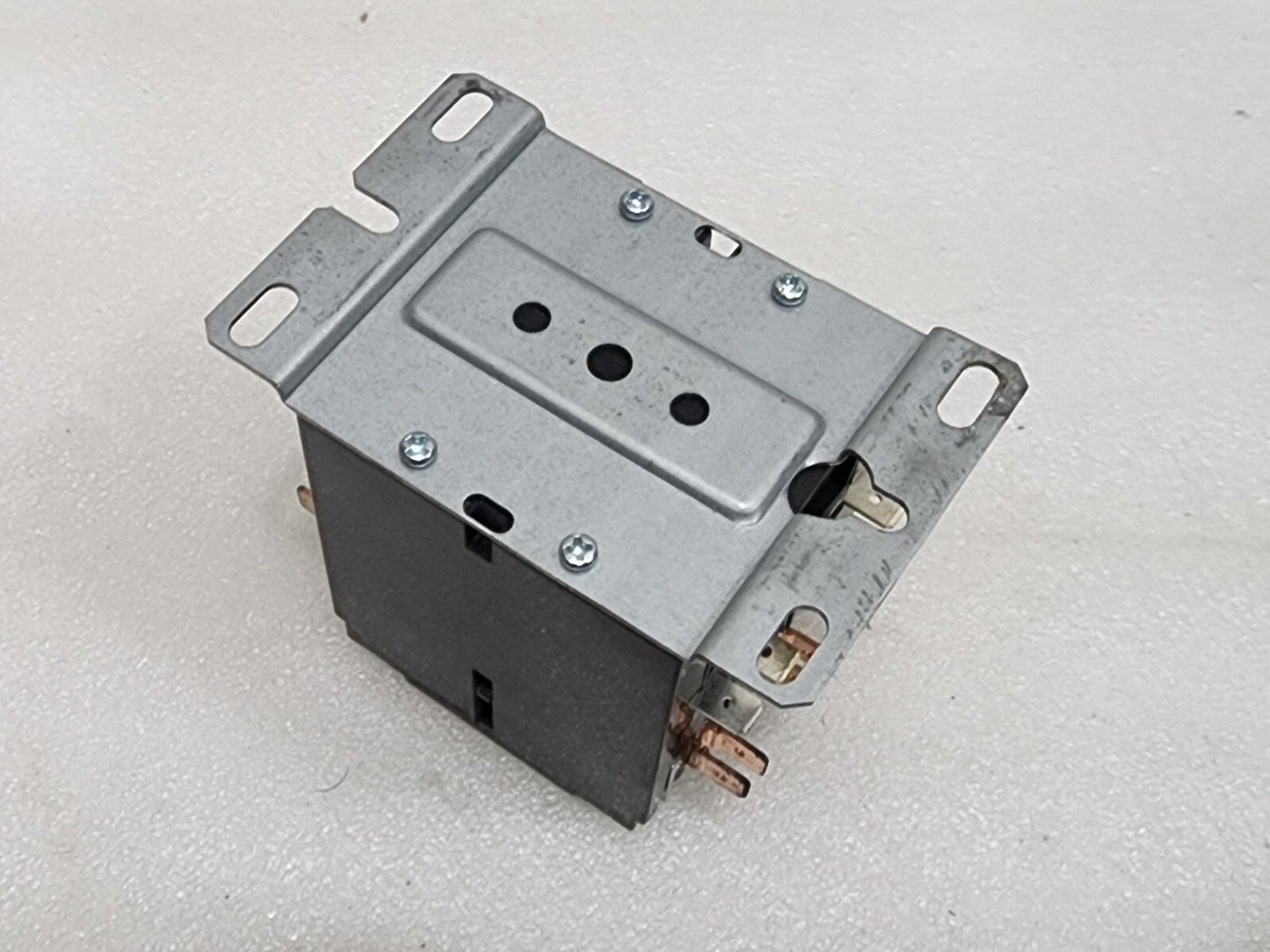 HARTLAND CONTROLS HCCE3XQ04CG735N 3-POLE CONTACTOR COIL VOLTAGE 24V