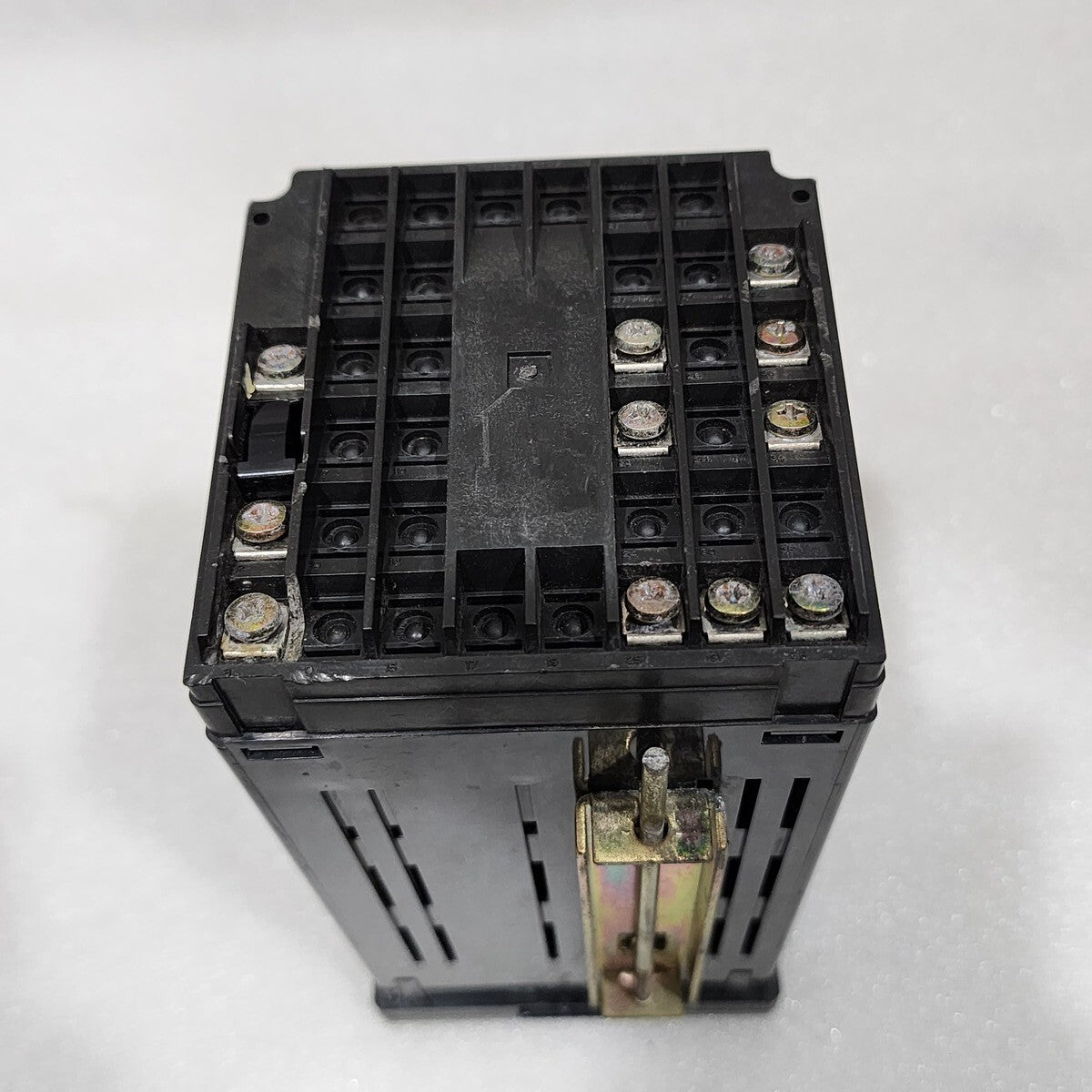 YOKOGAWA UT 35 TEMPERATURE CONTROLLER 90-250V