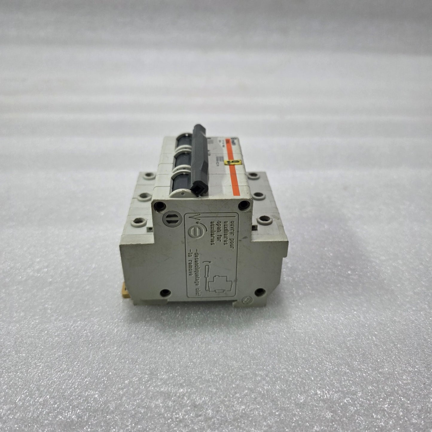 MERLIN GERIN MULTI 9 C32L 3 POLE MCB 15A 380V CIRCUIT BREAKER | IEC P1 22KA