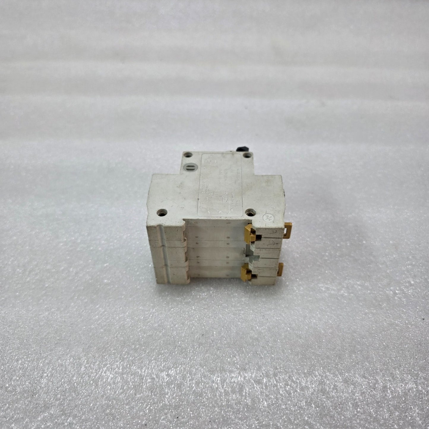 MERLIN GERIN MULTI 9 C32H 10A 3 POLE MCB 380/415V 10KA CIRCUIT BREAKER