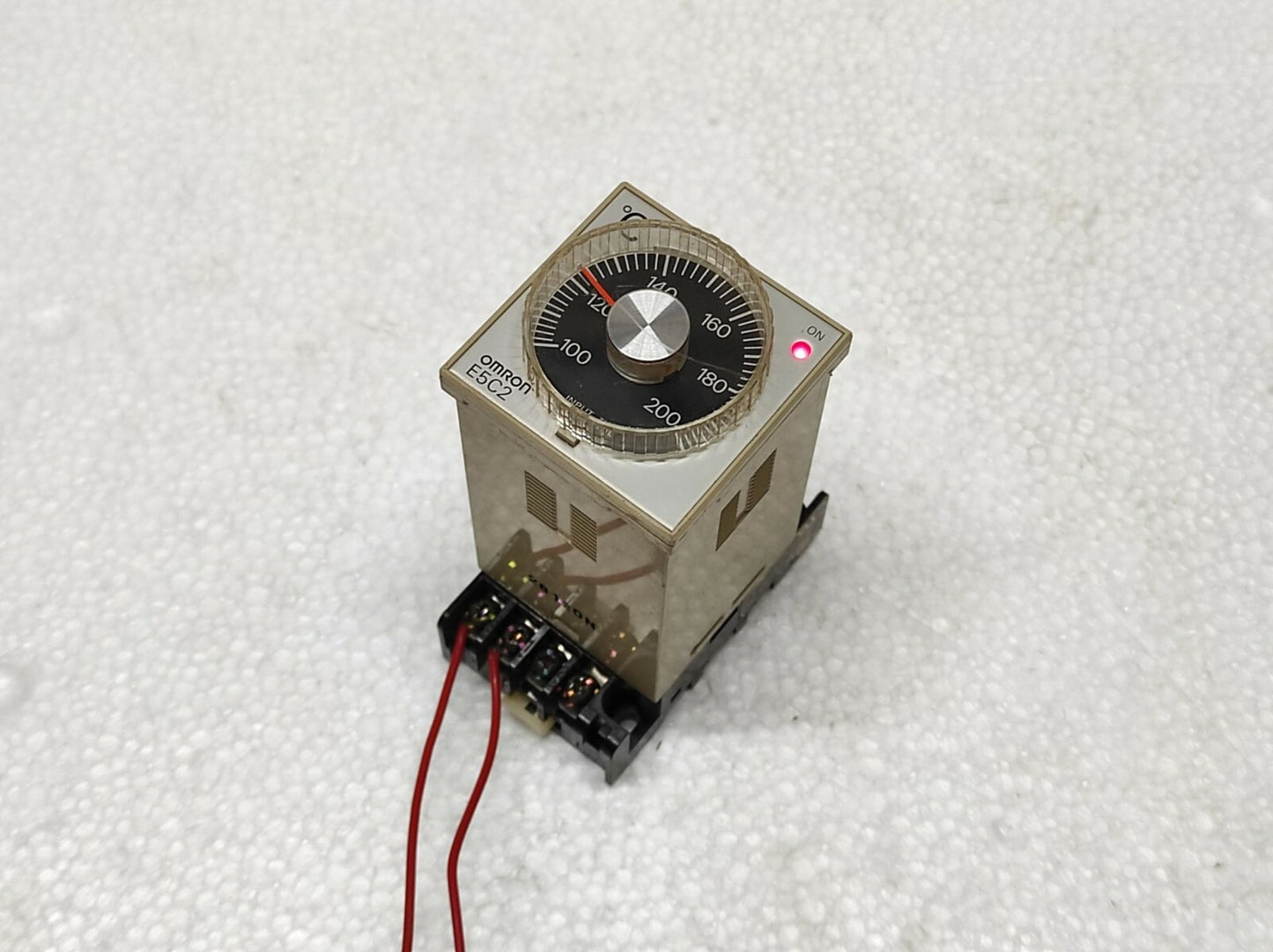 OMRON E5C2-R20G TEMPERATURE CONTROLLER 100/110V AC E5C2R20G