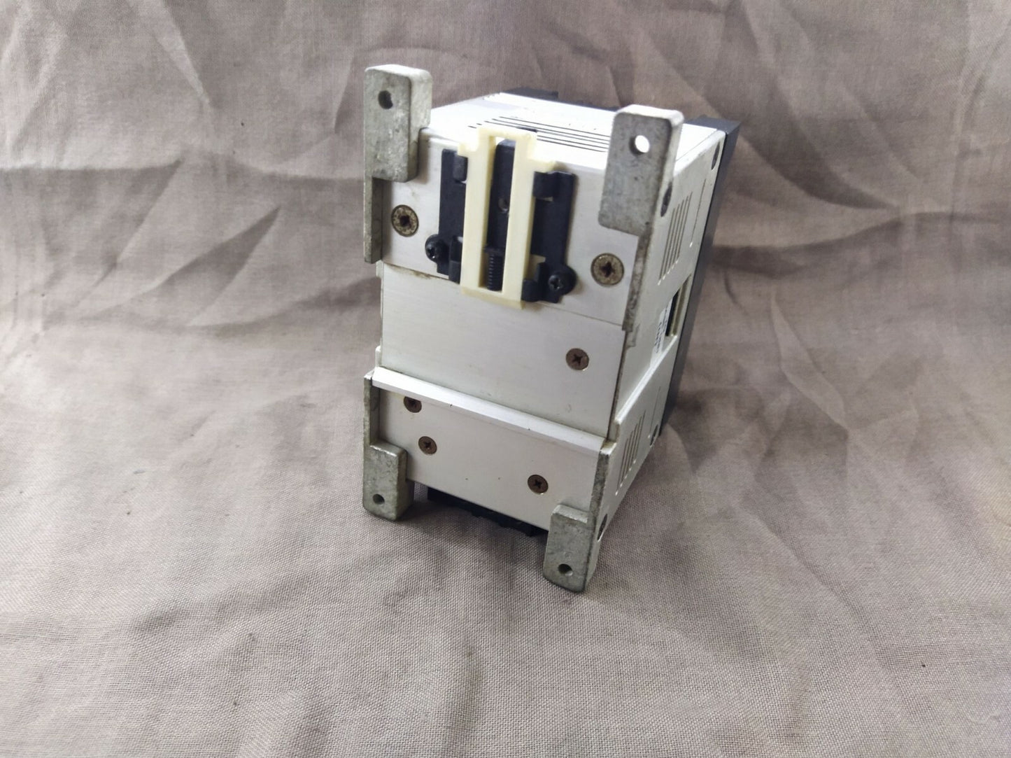 Idec PFA-1T081 Output Module Relay Out 8 Point PLC 100-120/200-240 VAC