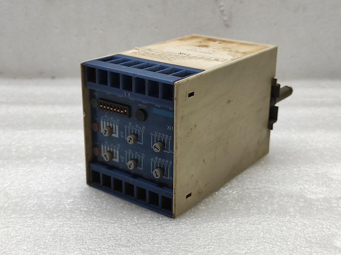 SEG XI1-I-1 TIME OVERCURRENT RELAY 36-275 VAC/19-390 VDC XI1