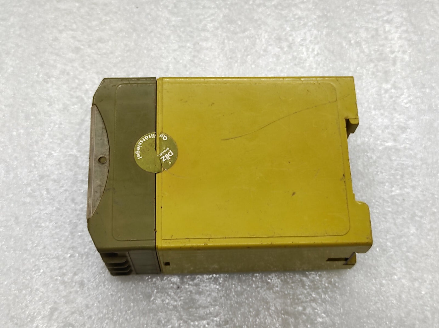 PILZ P1M-1SO SAFETY RELAY 16743 220V