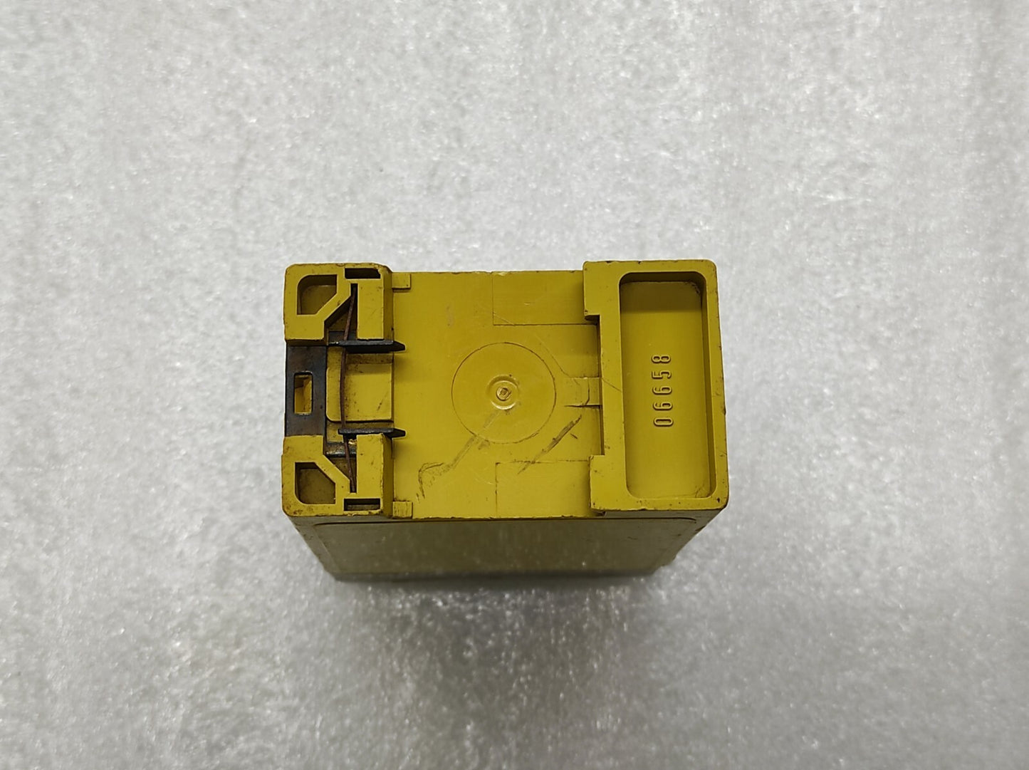 PILZ P1M-1SO SAFETY RELAY 16743 220V
