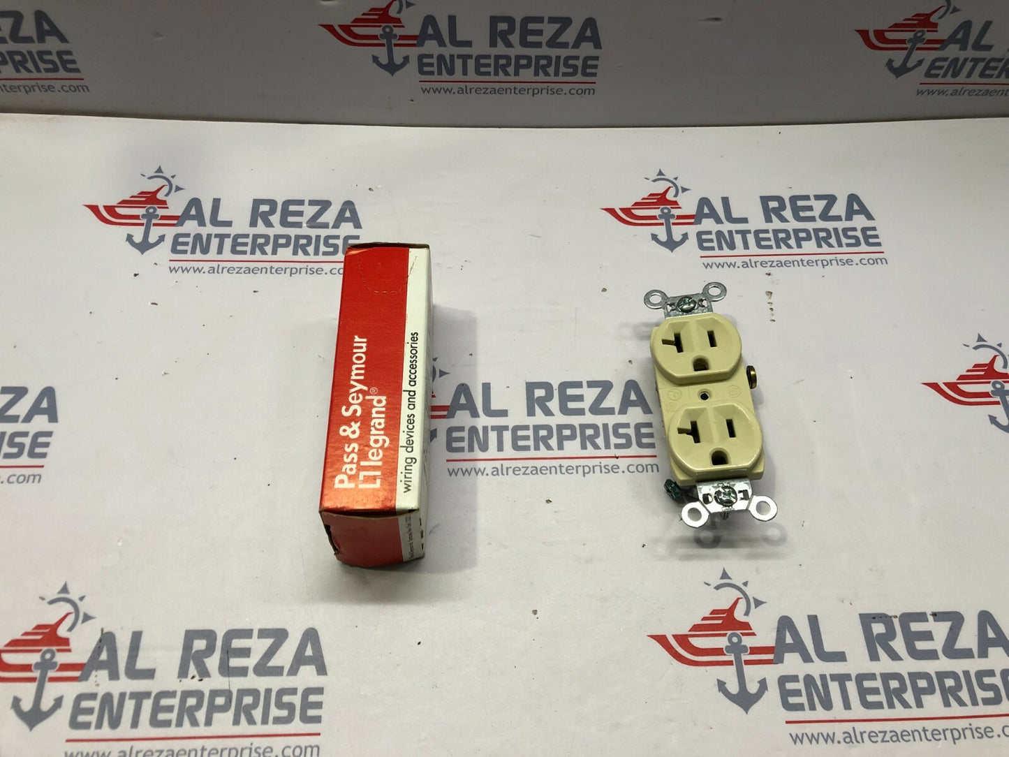 LEGRAND CR20-I DUPLEX RECEPTACLE 125V 20A LOT OF 7 UNIT