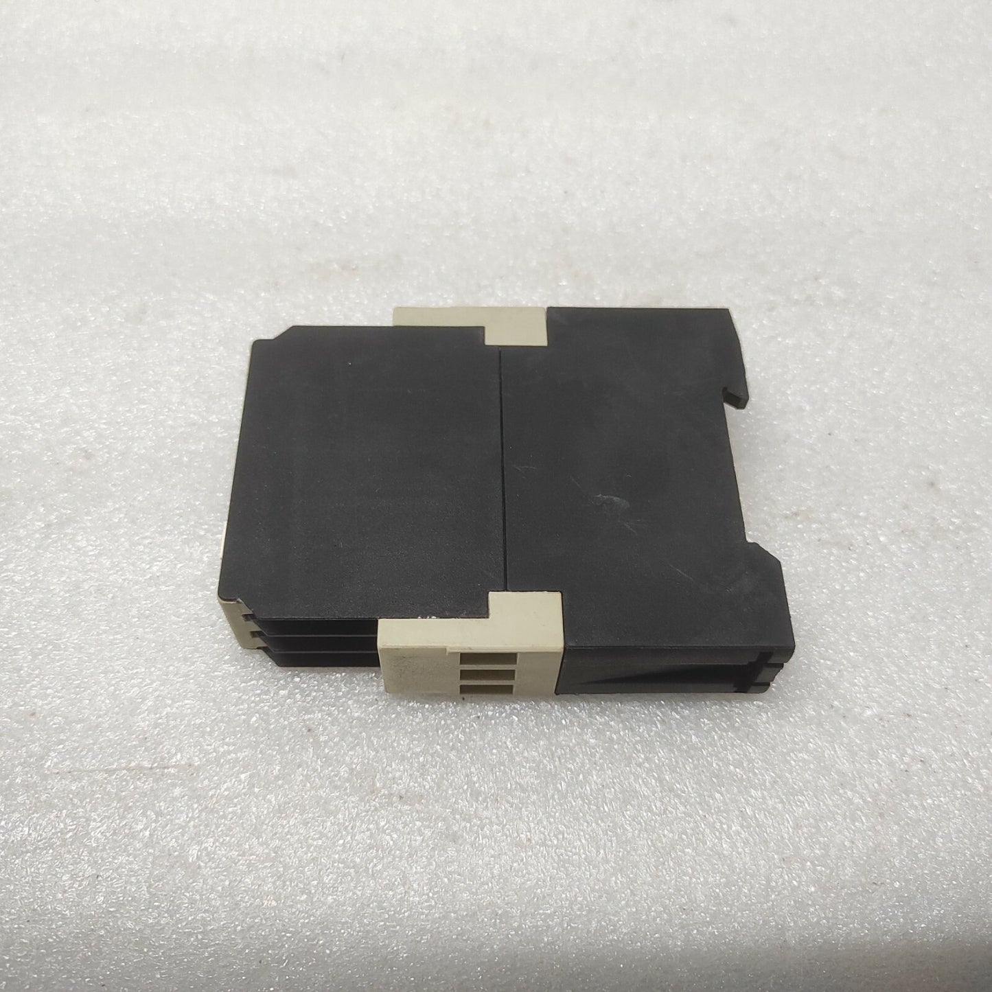 TELEMECANIQUE RE4CL11BU DELAY TIMING RELAY 09960 110-240V/24VDC 0.05S-300H