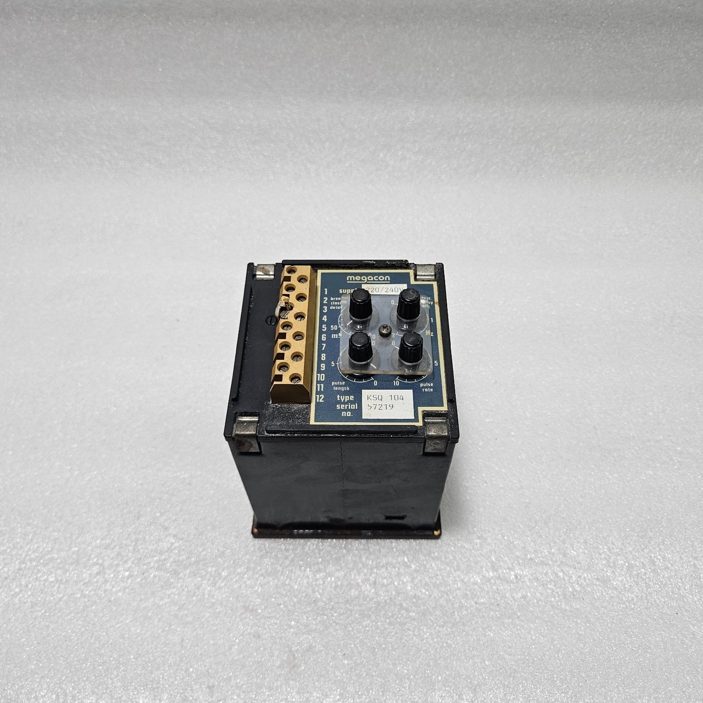 MEGACON KSQ 104 SYNCHRONIZING RELAY MODULE 220–240V AC WITH SYNC STATUS INDICATO