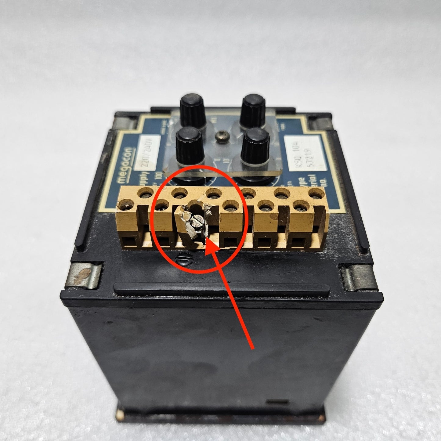 MEGACON KSQ 104 SYNCHRONIZING RELAY MODULE 220–240V AC WITH SYNC STATUS INDICATO