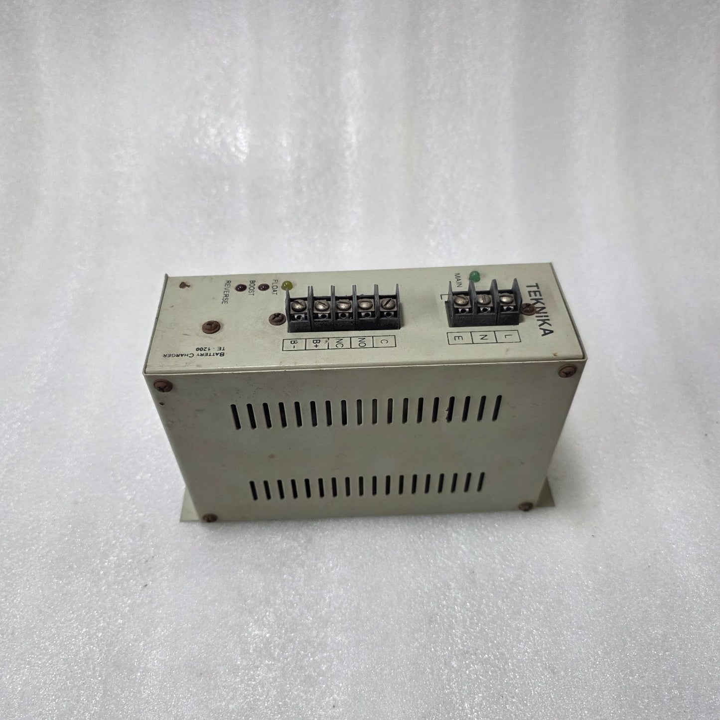 TEKNIKA TE 1202 BATTERY CHARGER 12V DC 10A OUTPUT, 165–265V AC INPUT, INDUSTRIAL