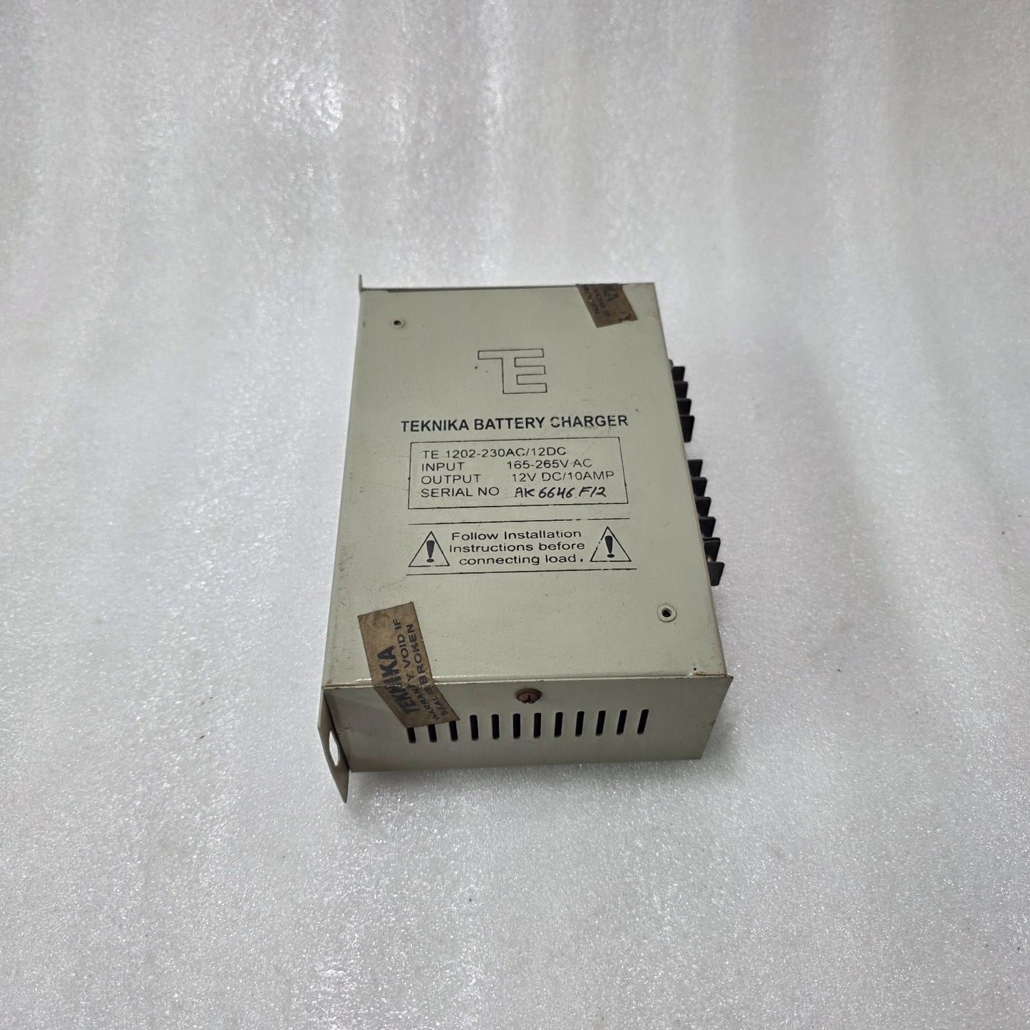 TEKNIKA TE 1202 BATTERY CHARGER 12V DC 10A OUTPUT, 165–265V AC INPUT, INDUSTRIAL