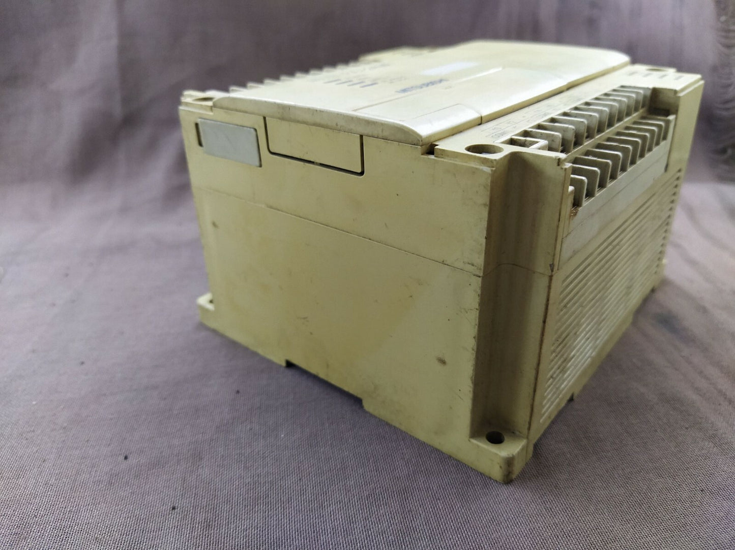 Mitsubishi MELSEC FX2-24MR Programmable Controller 85-264V AC FX224MR
