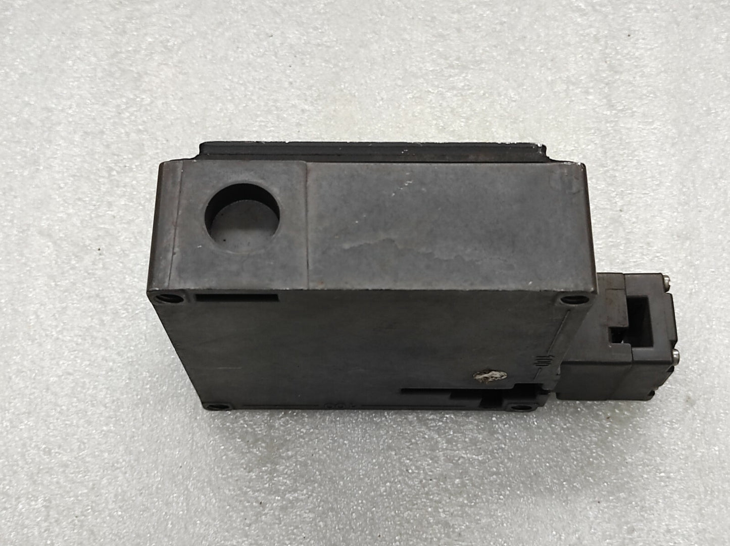 EUCHNER TZ1LE024M SAFETY SWITCH 082050 230VAC/24VDC