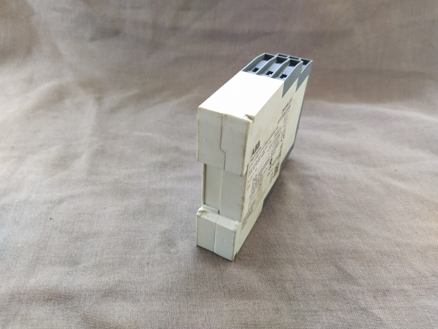 ABB CM-SRS.22S OVER-UNDER CURRENT RMS MONITORING RELAY 1SVR730841R1500