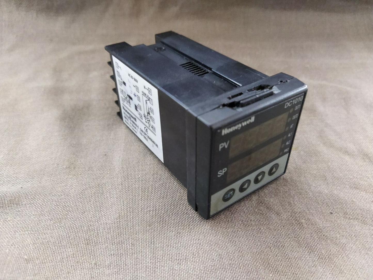 Honeywell DC1010 Temperature Controller DC1010CT-302000-E