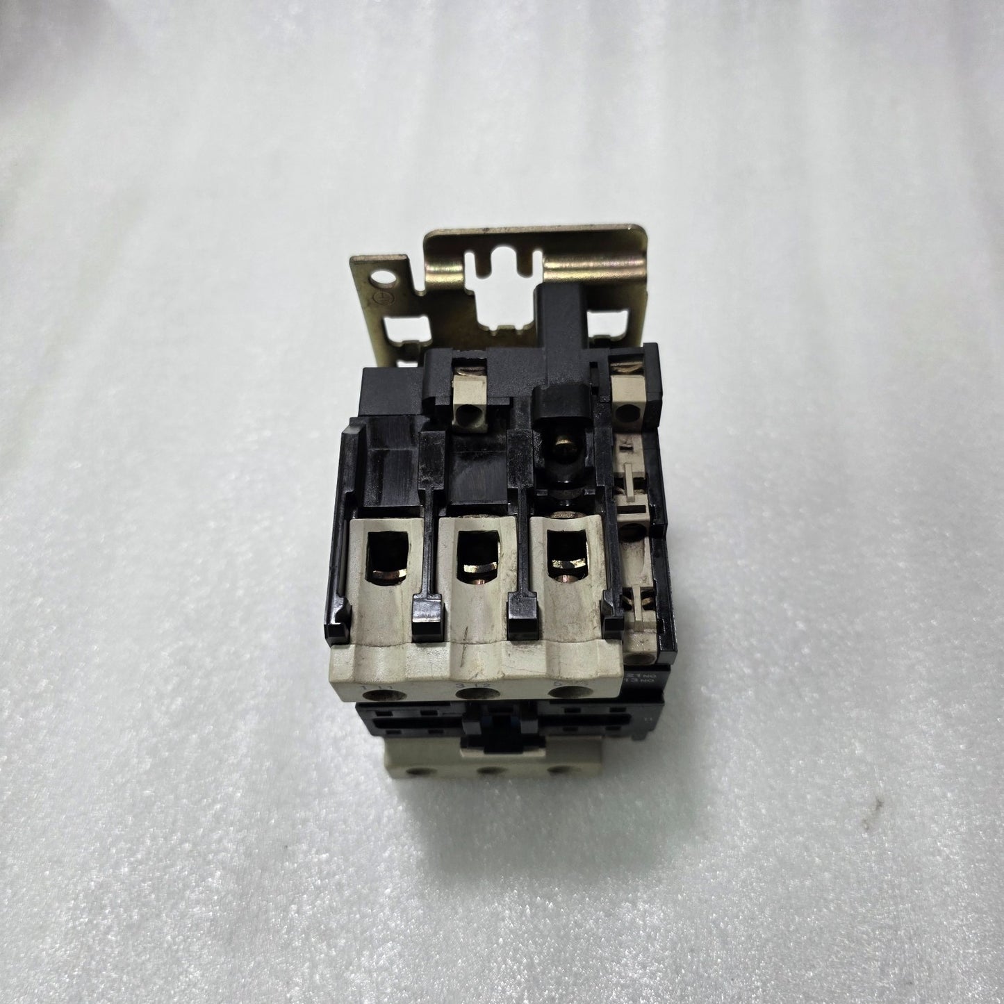 TELEMECANIQUE LC1D65 11 CONTACTOR – 65A AC3, 200–220V COIL, 1NO+1NC AUXILIARY, 3