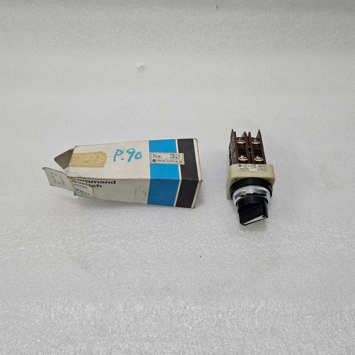 FUJI ELECTRIC AH30-P2 SELECTOR SWITCH 10A 600VAC 2-POSITION