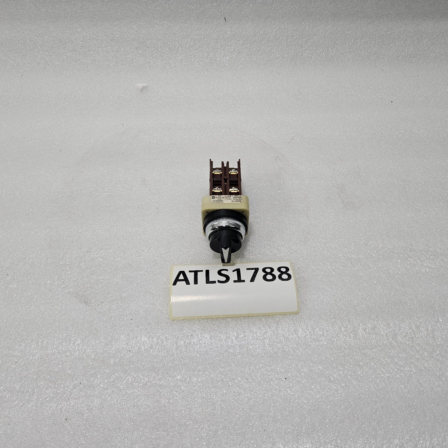 FUJI ELECTRIC AH30-P3 SELECTOR SWITCH 600VAC 10A INDUSTRIAL CONTROL SWITCH