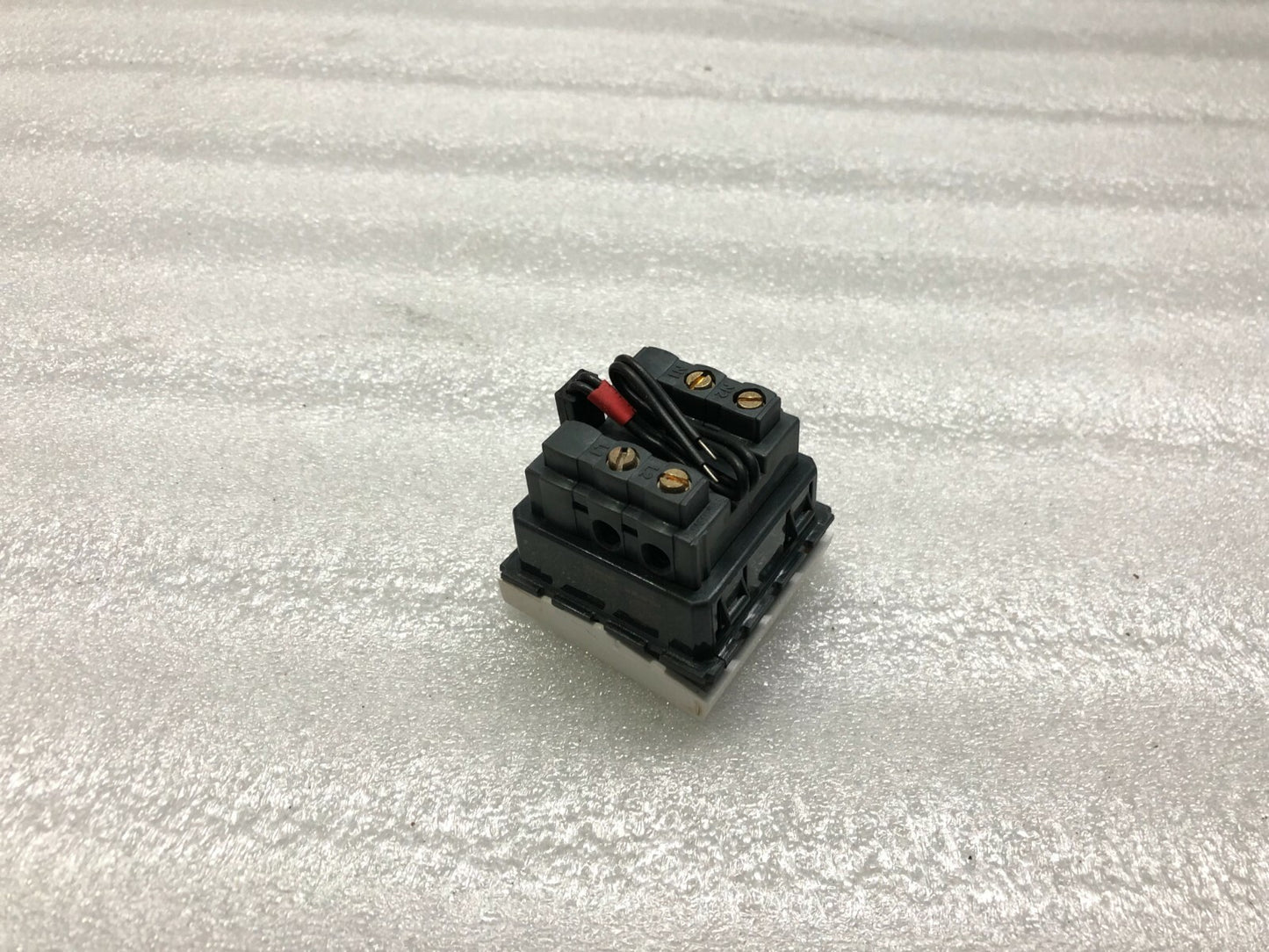 LEGRAND 572 047 DOUBLE POLE SWITCH ONE WAY WITH INDICATOR 20AX 250V LOT OF 8 PC