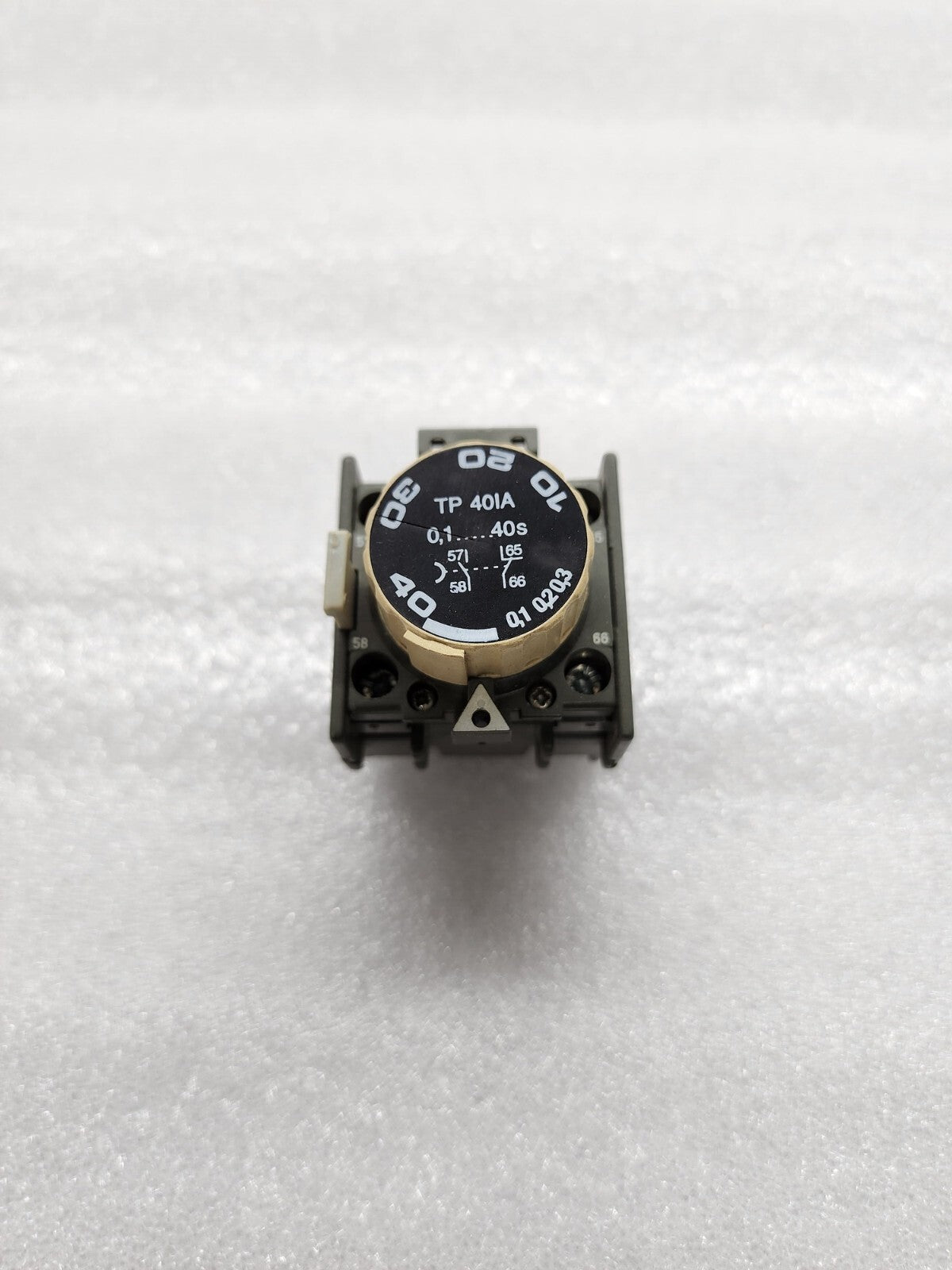 ABB TP 40IA OFF DELAY TIMER 1SBN020301R1000 NEW BUT PLASTIC PART IS BROKEN