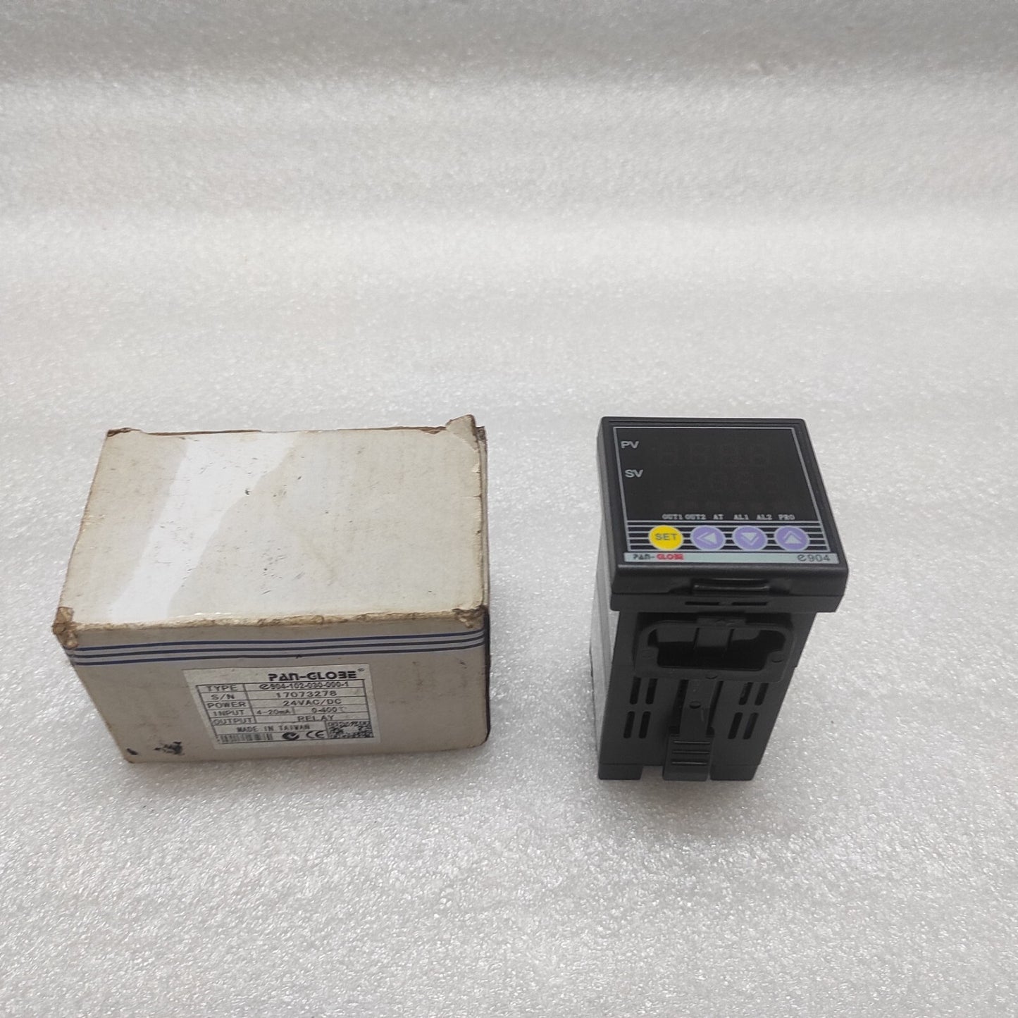 PAN GLOBE E904-102-030-000-1 DIGITAL TEMPERATURE CONTROLLER 24VAC/DC
