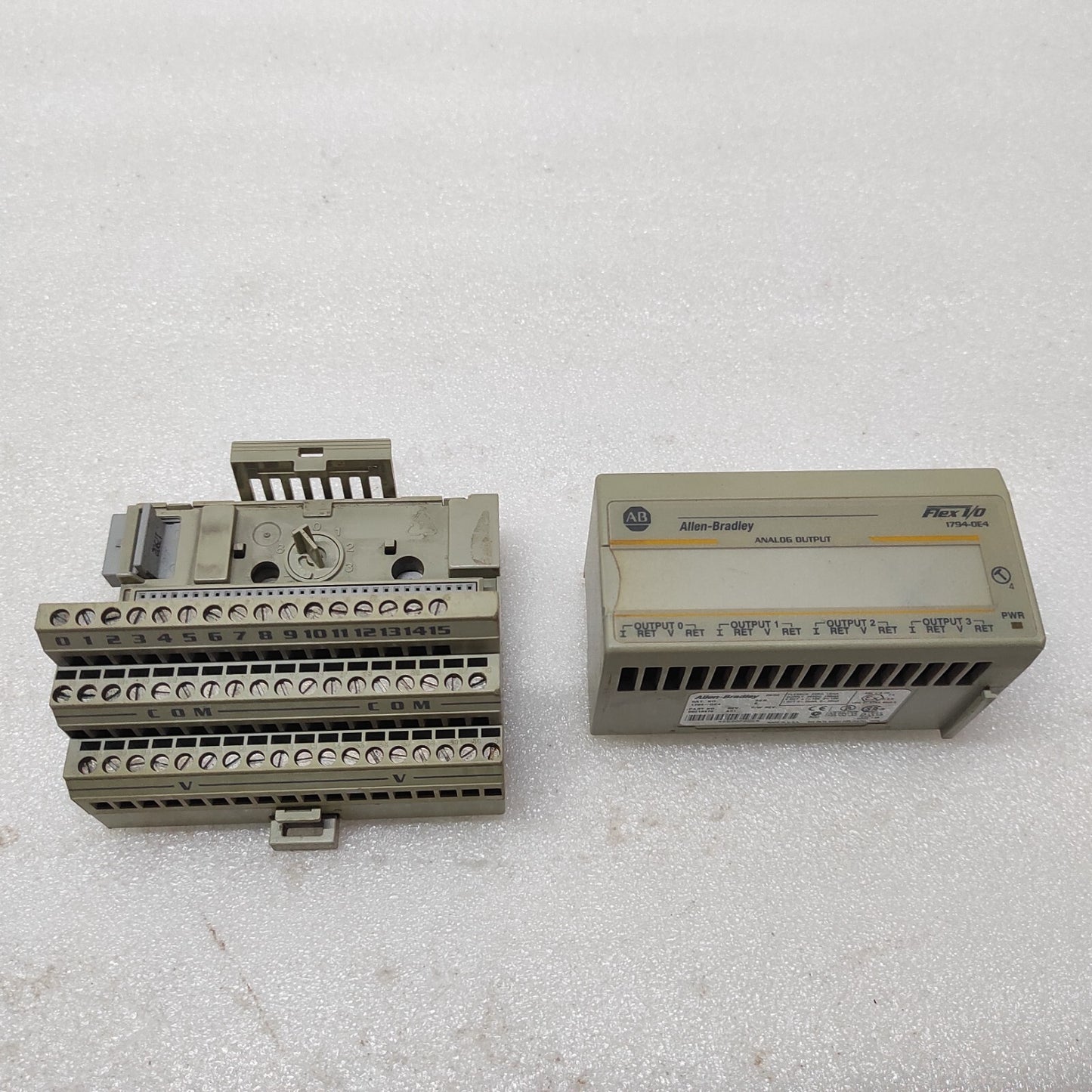 ALLEN BRADLEY CAT 1794-OE4 FLEX I/O ANALOG MODULE 96219476 1794-TB3 96145475